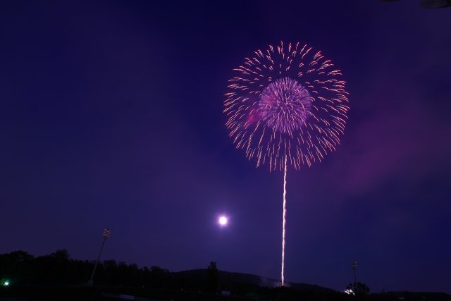 空き家から見えた。花火の色は何色ですか?