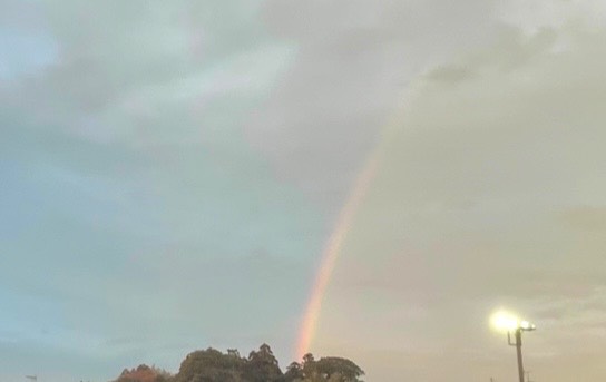 よくがんばった！明るい笑顔で笑ってピースサインだ！