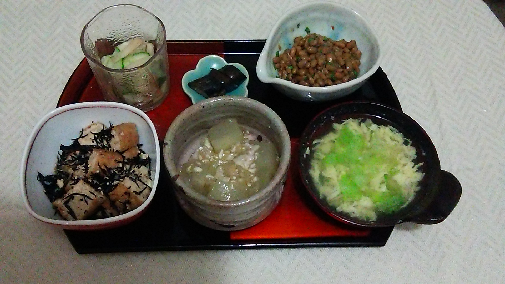 冬瓜のあんかけ、ひじき煮、きゅうりとらきょうの甘酢和え、納豆、かき玉スープ