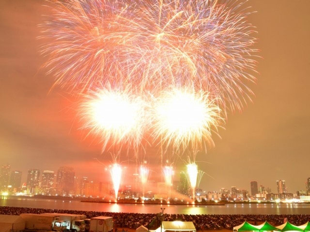 2.いつの間にかオレンジの空は薄く透き通る夜空に吸い込まれ、街全体が年に一度の儀式を待ち侘びていた。