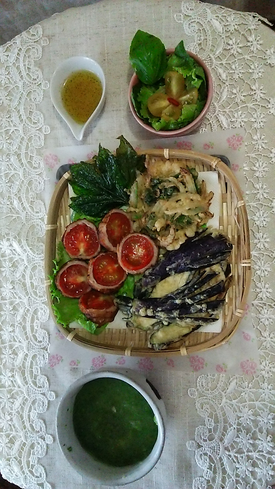 トマトの肉巻き、夏野菜の天ぷら、プチトマトサラダ